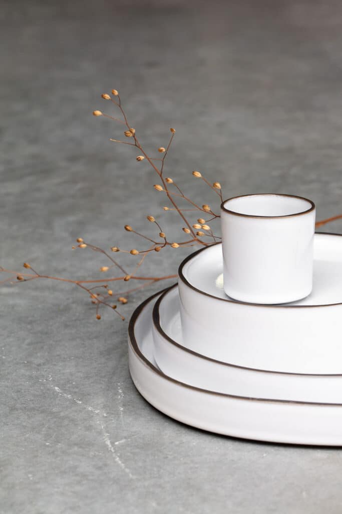 CARACTERE PEDESTAL White