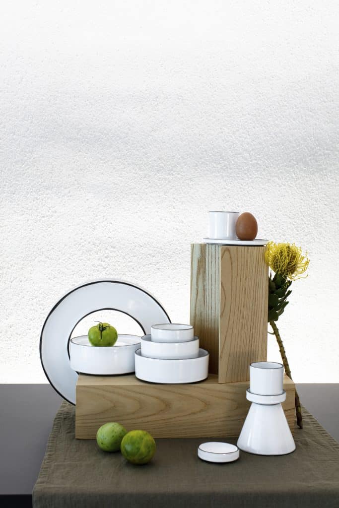 CARACTERE PEDESTAL White