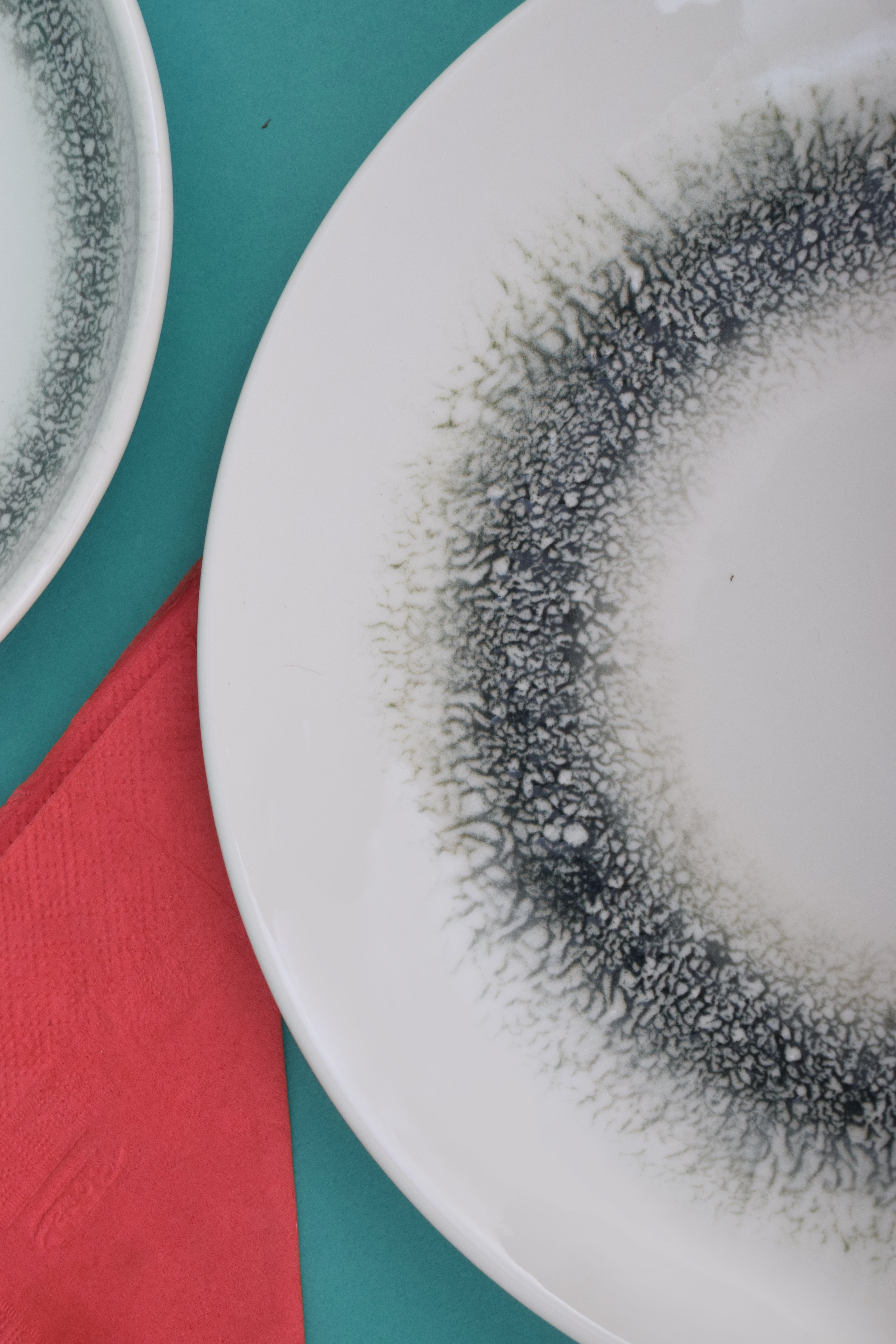 Kutahya | Dinner Set | 24 Pieces | Black Ice Shape | Decorated