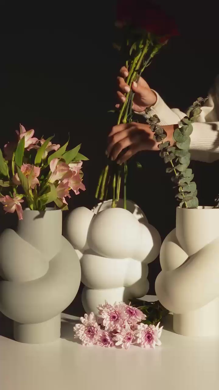 Load video: Skum Weiss matt Vase 26 cm